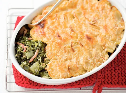 Boerenkoolschotel met spekjes spekjes, ui, boerenkool, aardappel en kaas. Makkelijk recept voor een winterse dag.