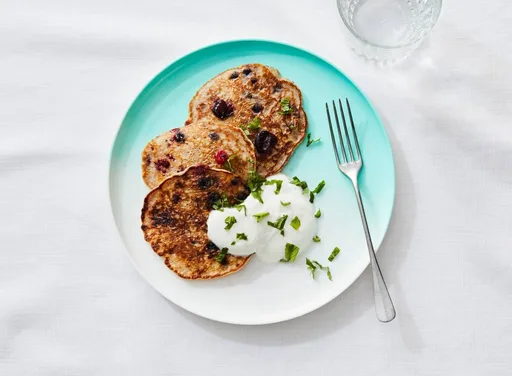 Bosvruchtenpannenkoekjes met Griekse yoghurt & munt