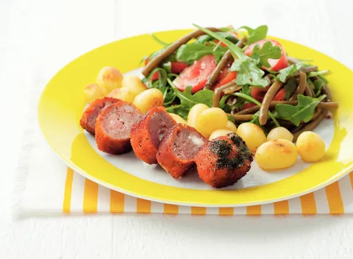 Boomstammetje met tomaten-bonensalade