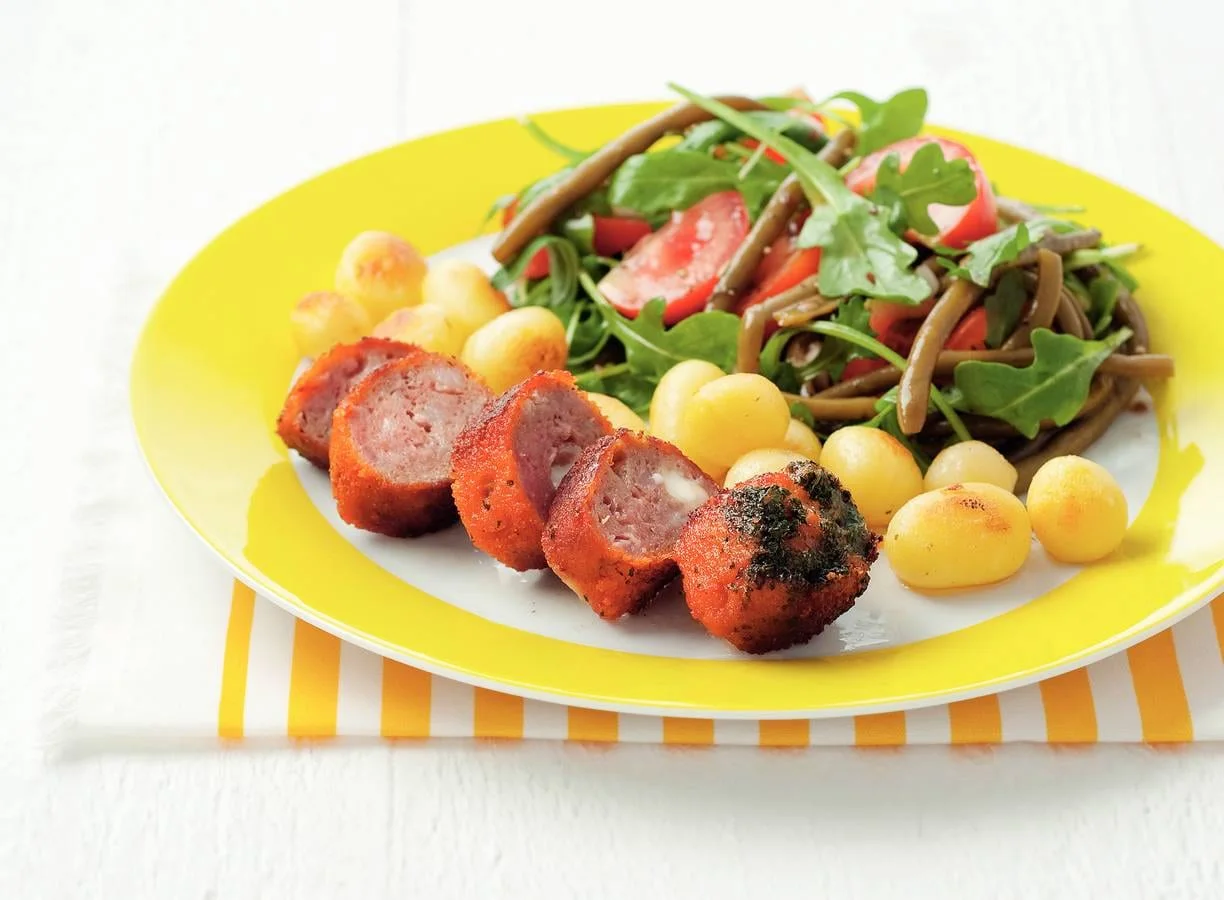 Boomstammetje met tomaten-bonensalade