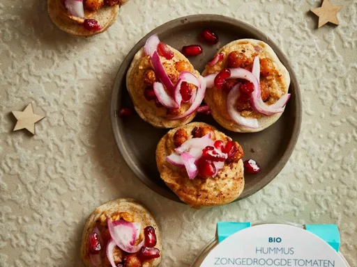 Blini's met hummus en zoetzure ui