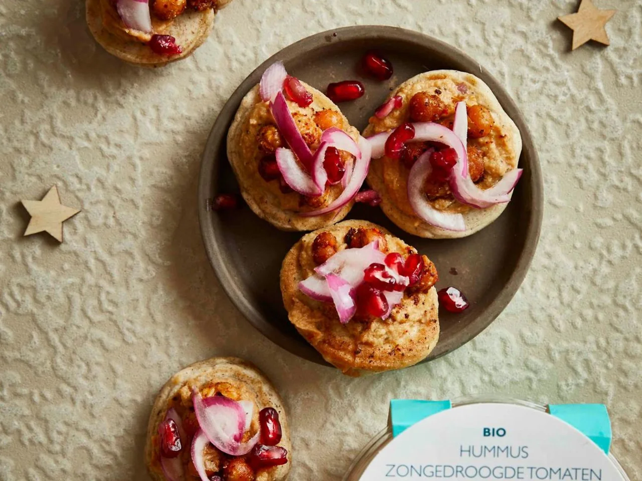Blini's met hummus en zoetzure ui