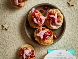 Blini's met hummus en zoetzure ui