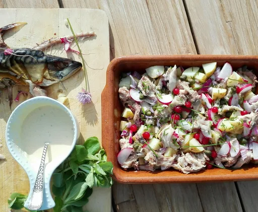 Aardappelsalade met horsmakreel en rode bessen