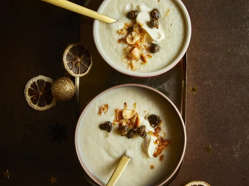 Aardpeersoep met kappertjes en macadamiacrumble