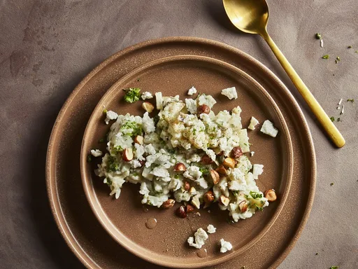 Aardpeerrisotto met geitenkaas en hazelnoten