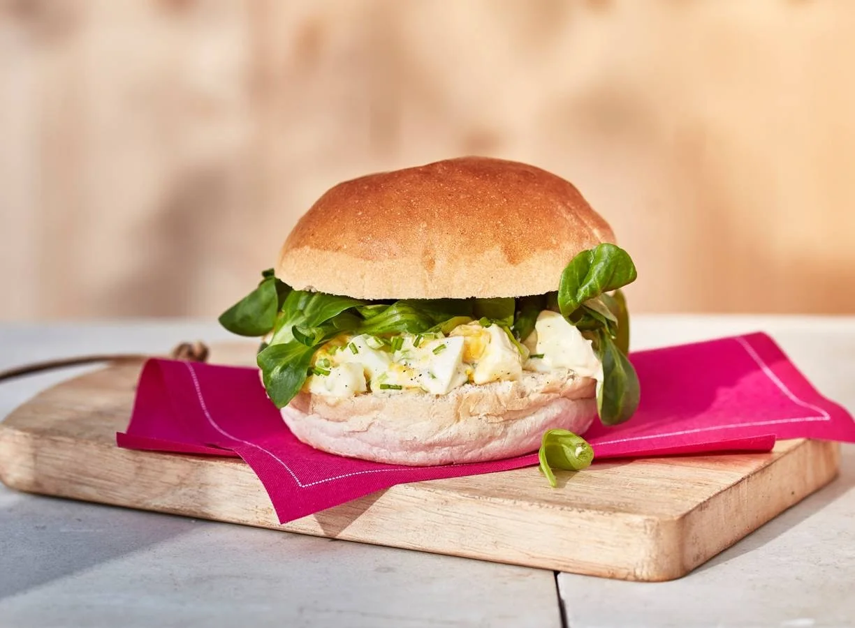 Bolletje met homemade eiersalade en veldsla